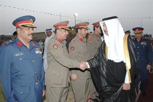 عدد من الضباط يرحبون بالشيخ جابر المبارك
