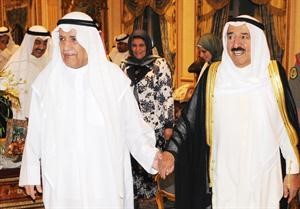 صاحب السمو الامير الشيخ صباح الاحمد يدا بيد مع علي الغانم ويبدو جاسم الخرافي ودفايزة الخرافي