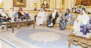 الشيخ صباح الاحمد في حديث باسم مع علي الغانم ودفايزة الخرافي بحضور سمو ولي العهد الشيخ نواف الاحمد وجاسم الخرافي والشيخ مشعل الاحمد ومرزوق الغانم