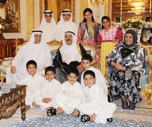 صاحب السمو الامير في صورة للذكرى مع علي الغانم ودفايزة الخرافي وعدد من احفادهما