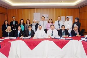 جانب من موظفي خدمة العملاء بمستشفى المواساة الجديد المشاركين في التدريب﻿