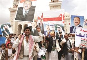 مؤيدون للرئيس علي عبدالله صالح يرفعون صورته وصور خادم الحرمين في صنعاء امس الاول 	افپ﻿