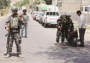 جنود عراقيون يفتشون احد العراقيين وسط بغداد 	اپ﻿