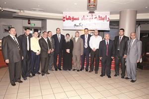 صورة تذكارية لعدد من الحضور﻿
