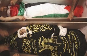 جثامين قائد فصائل القدس في حركة الجهاد معتز قريقع وابنه وشقيقه خلال تشييعهم في غزة امس	 افپ﻿