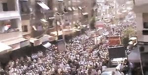 صورة عن الانترنت لمظاهرة حاشدة قال ناشطون انها جرت خلال تشييع احد قتلى حرستا