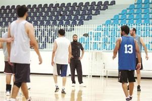 مدرب سلة العنابي انور الدويلة يراقب اللاعبين اثناء التدريب 	سعود سالم﻿