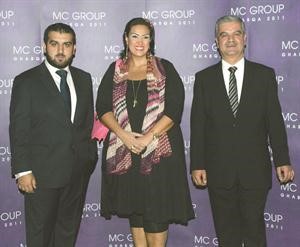 رولا عبدالعزيز تتوسط احمد العجوز وعلي العجوز﻿