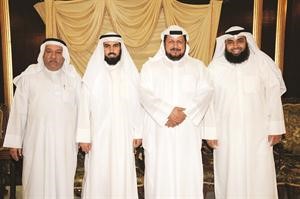 عبدالرحمن العتيبي متوسطا بعض المشاركين في الغبقة