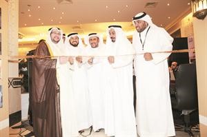 قص الشريط ايذانا بافتتاح المركز الاعلامي