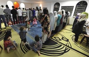 مسلمون في البرازيل اثناء الصلاة﻿