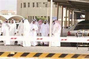محمد هايف اثناء خروجه من مبنى المباحث الجنائية بعد دفع محاميه الكفالة المالية هاني الشمري﻿