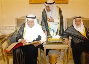 صاحب السمو الامير الشيخ صباح الاحمد يتفضل بالتوقيع في سجل الشرف﻿