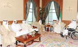 صاحب السمو الامير الشيخ صباح الاحمد مستقبلا علي الغانم وعبدالعزيز الغانم وفؤاد الغانم ومرزوق الغانم﻿