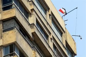 العلم المصري الذي رفعه احد الشباب فوق السفارة الاسرائيلية بالقاهرة