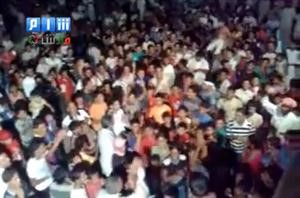 صورة عن الانترنت لمظاهرة مسائية في دير الزور ﻿