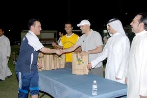 عماد البرجس واحمد البناي يكرمان احد الفائزين