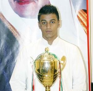البطل عبدالرحمن المطر حاملا الكاس

