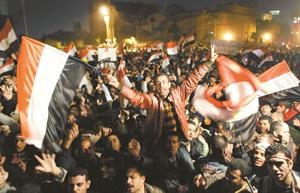 احتفالات المتظاهرين في ميدان التحرير بعد اعلان الرئيس مبارك التنحي عن الحكم 