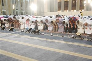 مئات الراكعين في المسجد الكبير
