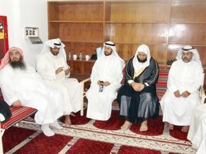 وليد الشعيب خلال اجتماعه وفريق عمل مركز ضاحية جابر العلي
