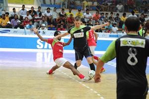 جيف لاعب اتوم ازعج دفاع فريق التسهيلات﻿