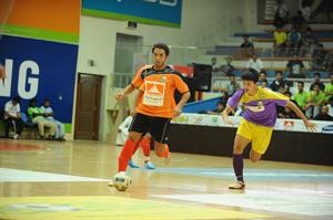 لاعب فريق ابيات الايراني محمد طاهري ينطلق بالكرة﻿