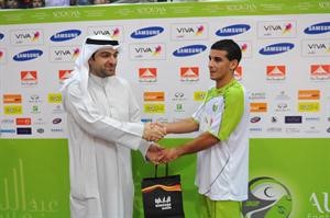 ياسر ابل يسلم الارجنتيني بوروتو جائزة افضل لاعب﻿