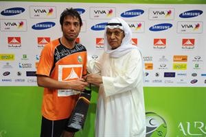 جاسم السبتي يسلم طاهري جائزة افضل لاعب﻿
