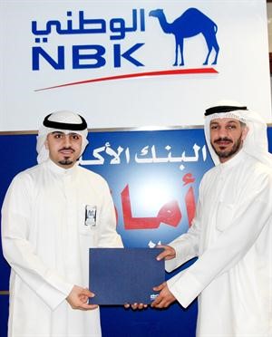 عبد المحسن الرشيد يسلم الجائزة للفائز احمد الهندال﻿