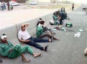 المصابون ينتظرون دورهم في الانتقال الى المستشفى﻿