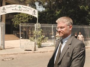مراسل التايم في بيروت نيكولاس بلانفورد بعد خروجه من وزارة العدل امس محمود الطويل