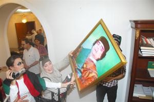 ازالة صورة القذافي من داخل مقر السفارة﻿
