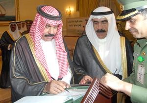 سمو ولي العهد الشيخ نواف الاحمد يوقع في سجل الشرف
