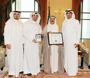 صاحب السمو الامير الشيخ صباح الاحمد مستقبلا صادق قاسم وعبدالله مراد وعبدالله ابوالقاسم﻿