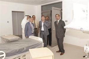 دهلال الساير خلال جولته في احد المستشفيات
