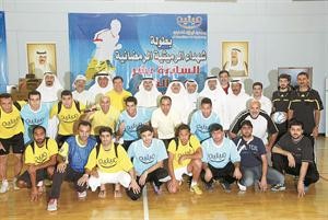 صورة جماعية للفرق الفائزة مع اعضاء جمعية الرميثية﻿