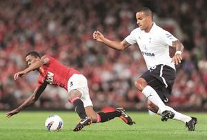 مدافع مان يونايتد باتريس ايفرا يسقط امام لاعب وسط توتنهام توم هودلستون افب
