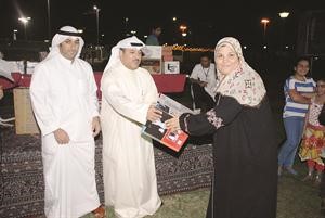 علي القلاف مكرما احدى المشاركات
