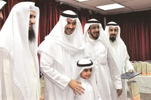 الشيخ مبارك العبدالله مكرما احد المشاركين﻿