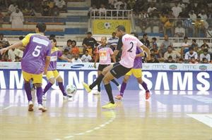 المصري محمد ادريس يسدد على مرمى الاستثمار