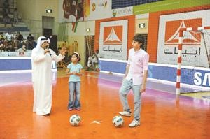محمد المسند مع المشاركين في مسابقة فيفا
