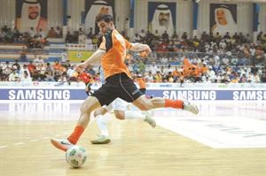 البرازيلي الدينيو يسدد باتجاه المرمى
