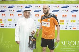 محمد المسعود يسلم جائزة افضل لاعب لزانيتي
