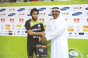 سعود بوحمد يسلم الليبي الحوني جائزة افضل لاعب
