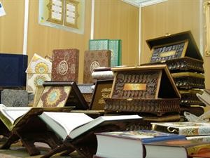 جانب من المعروضات النفيسة التي ضمها معرض القران الكريم الدولي في طهران