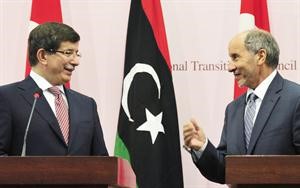 مصطفى عبدالجليل وداود اوغلو في مؤتمر صحافي مشترك امس اپ