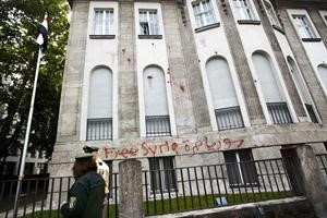 الشرطة الالمانية تقول ان مجهولين قذفوا السفارة السورية ببرلين بعلب اصباغ وكتبوا سورية حرة على جدرانها	اپ﻿