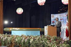 احمدي نجاد متحدثا وبجانبه نموذج لصاروخ خلال احتفالات يوم الصناعات الدفاعية	 رويترز﻿
