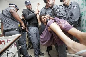 شرطة اسرائيلية تحاول اخلاء احدى المحتجات	 افپ﻿